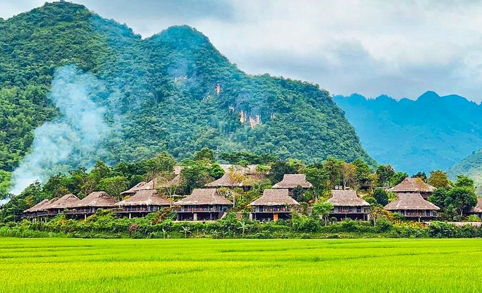 Mai Chau est une paisible vallée nichée au cœur des montagnes du nord du Vietnam, réputée pour ses paysages verdoyants et son ambiance authentique.